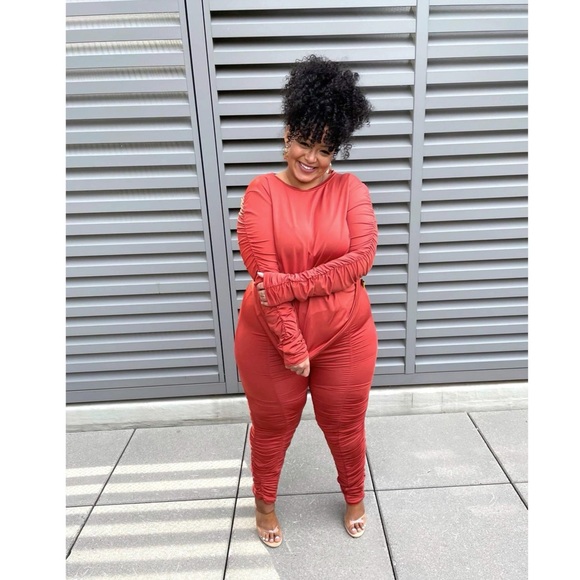 Abby Ruched Set - Picture 3 of 4